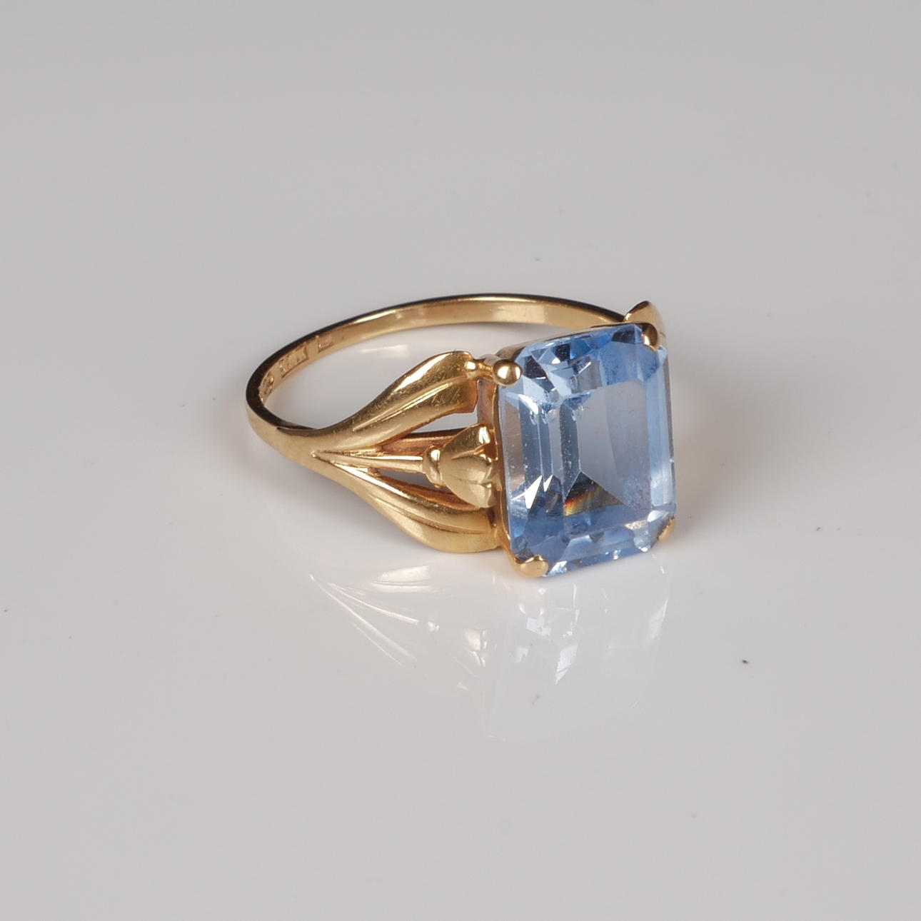 RING, 18K guld med syntetisk akvamarin.