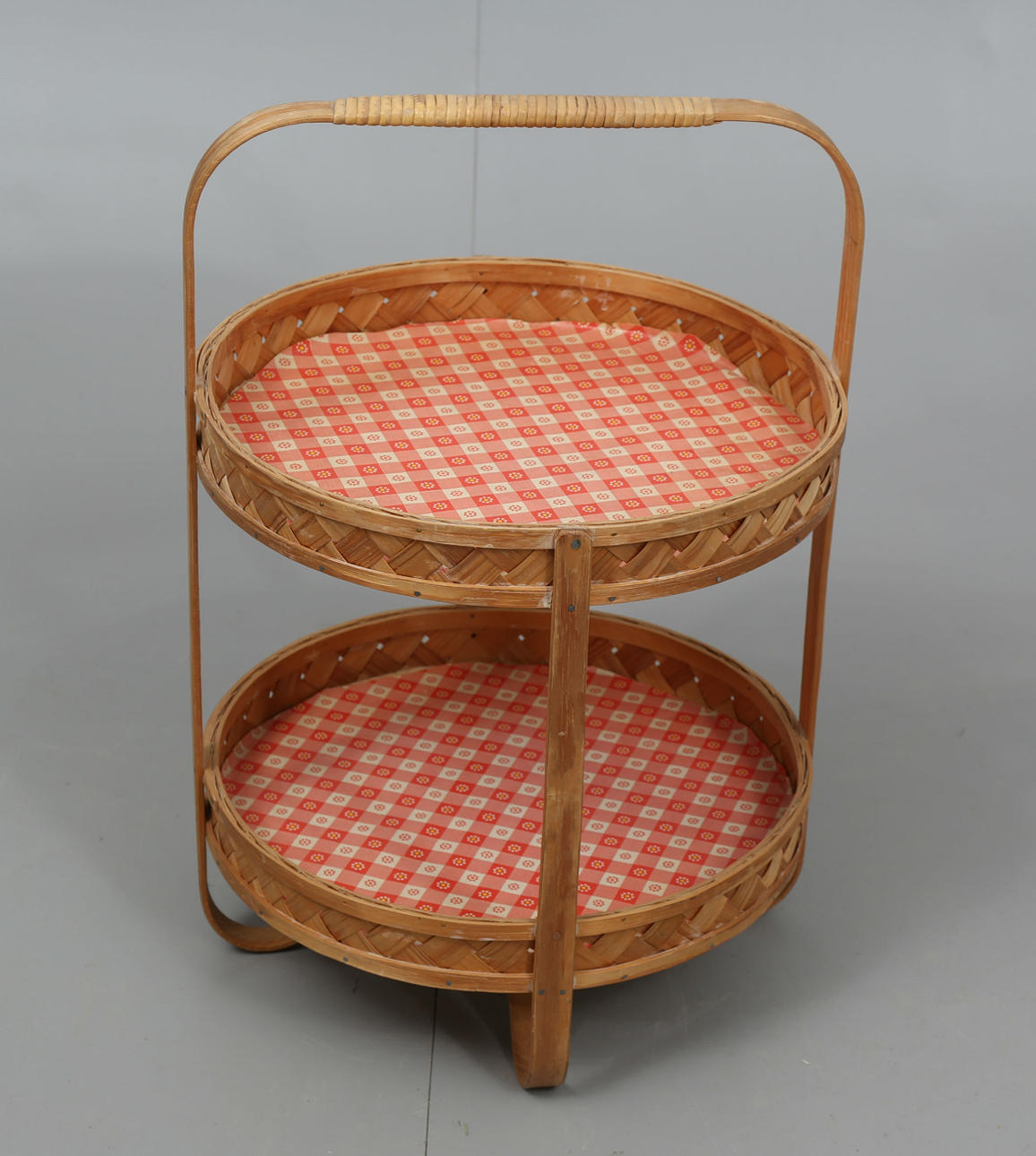 BRICKBORD, trä och flätad korg, 1900-talets mitt.