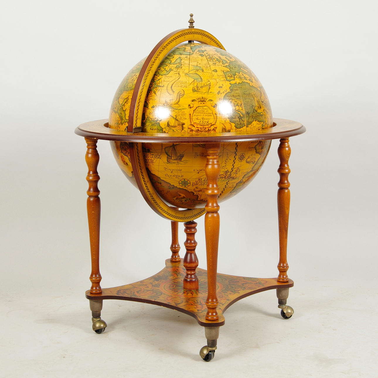 BARSKÅP i form av jordglob, 1900-talets andra hälft.