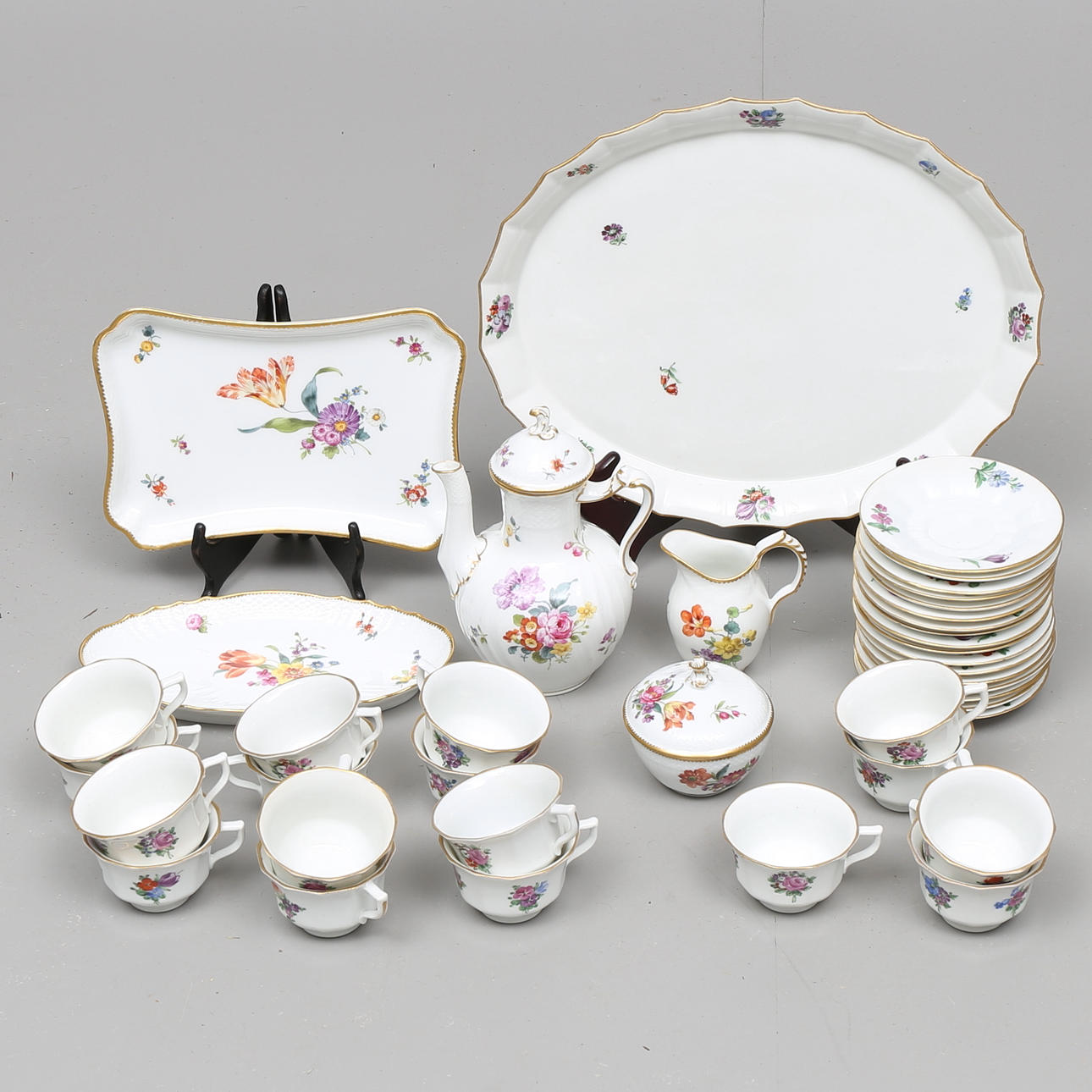 KAFFESERVIS, 40 delar, "Sachsisk Blomst" och "Henriette Light Ströblomster", Royal Copenhagen, Danmark.