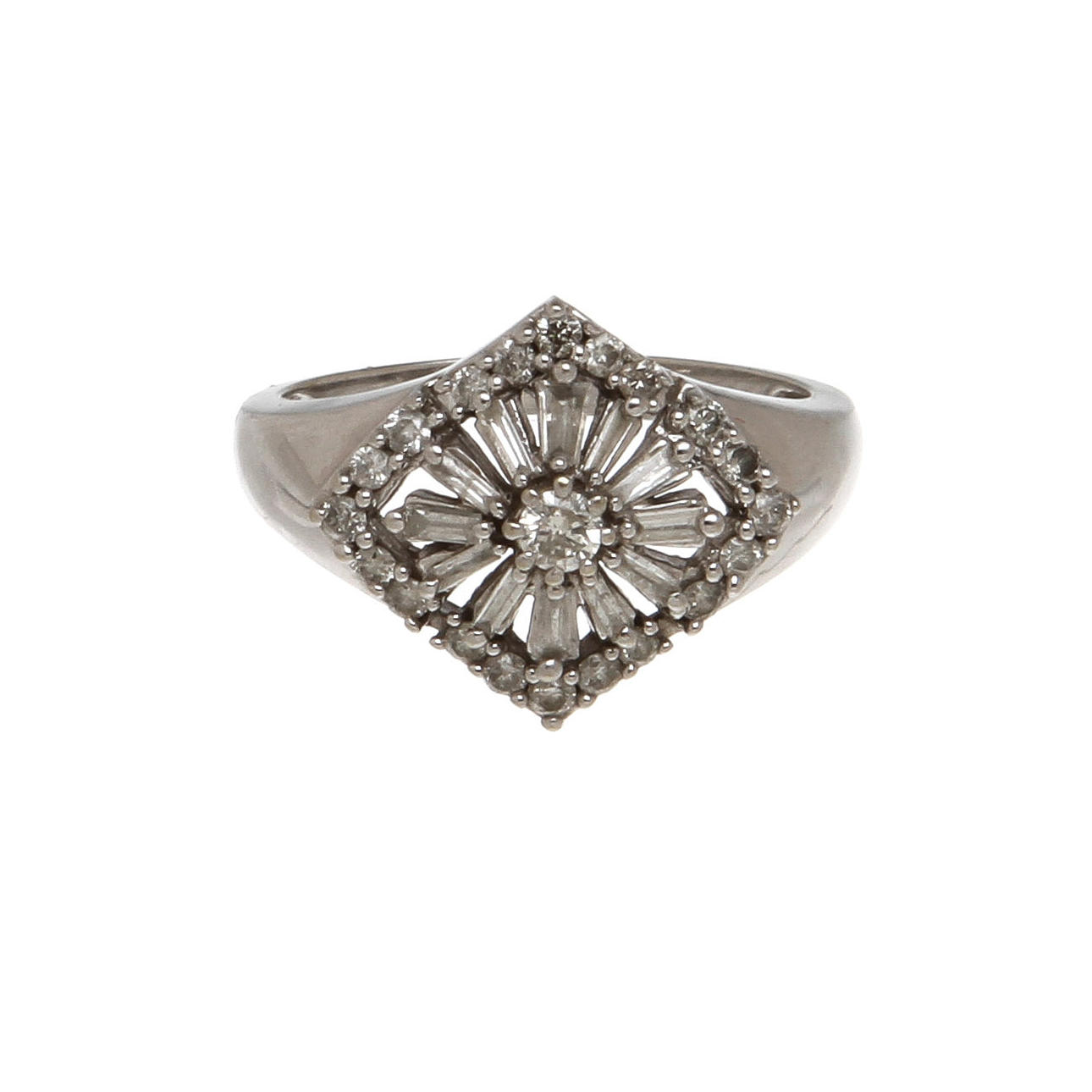 RING, 10 K vitguld samt diamanter. Vikt 4.4 gram.