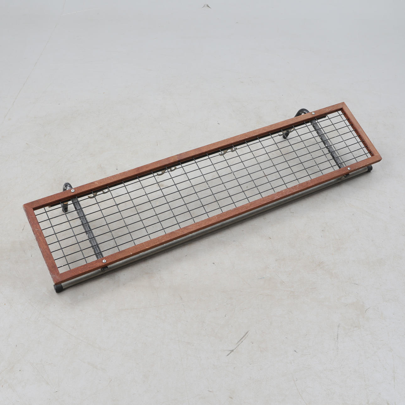 HATTEHYLDE. Træ, metal, 20. årh.