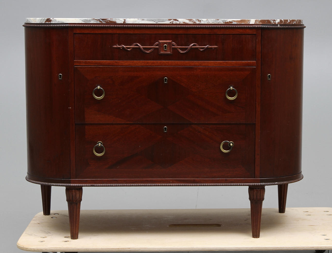 BYRÅ, gustaviansk-stil, 1900-tal.