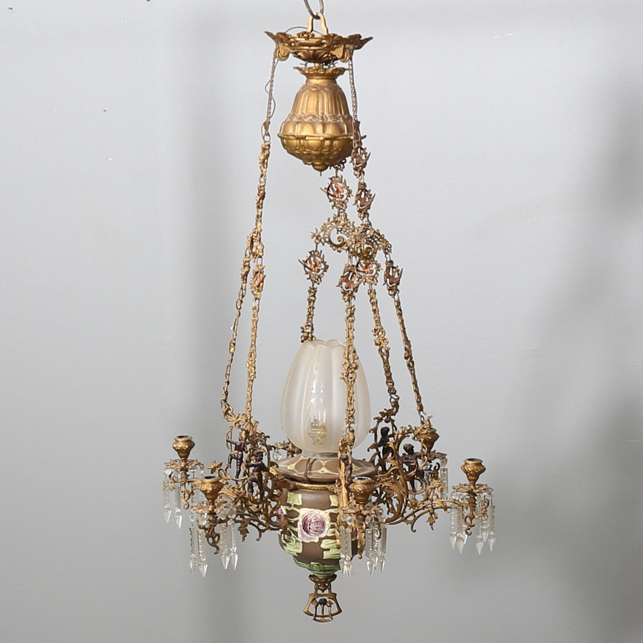 TAKFOTOGENLAMPA, Majolika, gjutjärn, 6 ljusarmar, ca 1900.