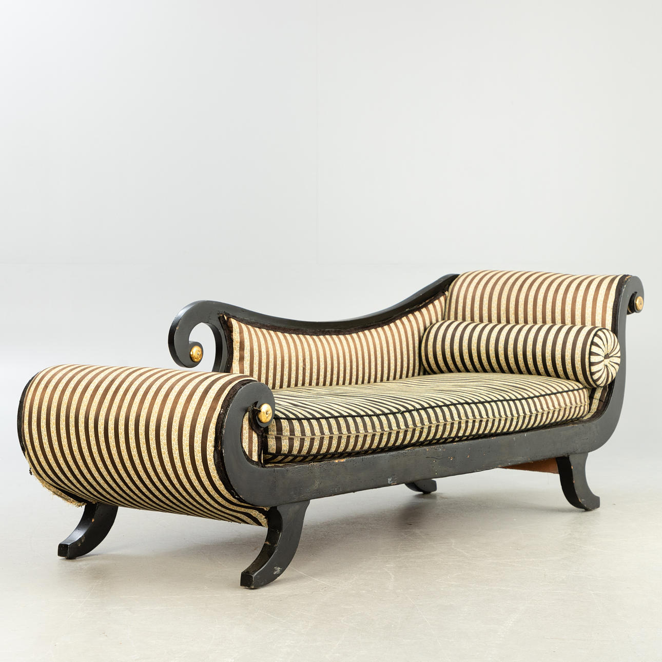 Chaise longue estilo imperio.