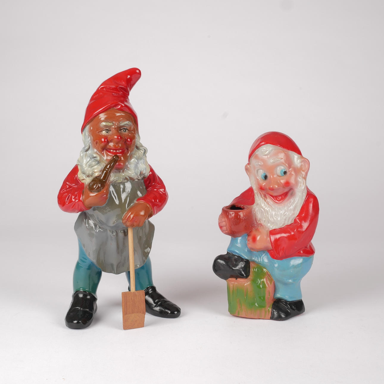 TOMTAR, 2 stycken, målad terrakotta, 1900-tal.