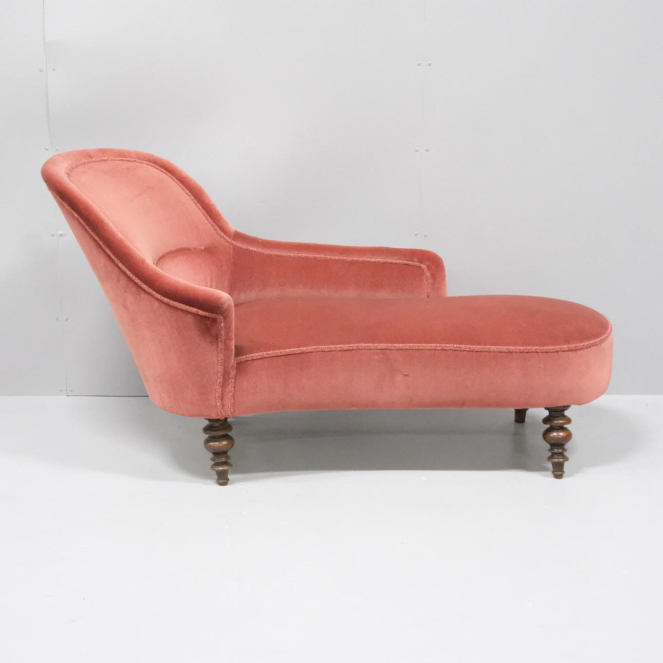 SOFÁ, ESTILO OSCARIANO.