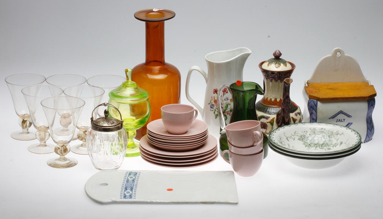 GLAS och KERAMIK, bland annat Rörstrand, Arabia, Holmegaard, 1900-tal.