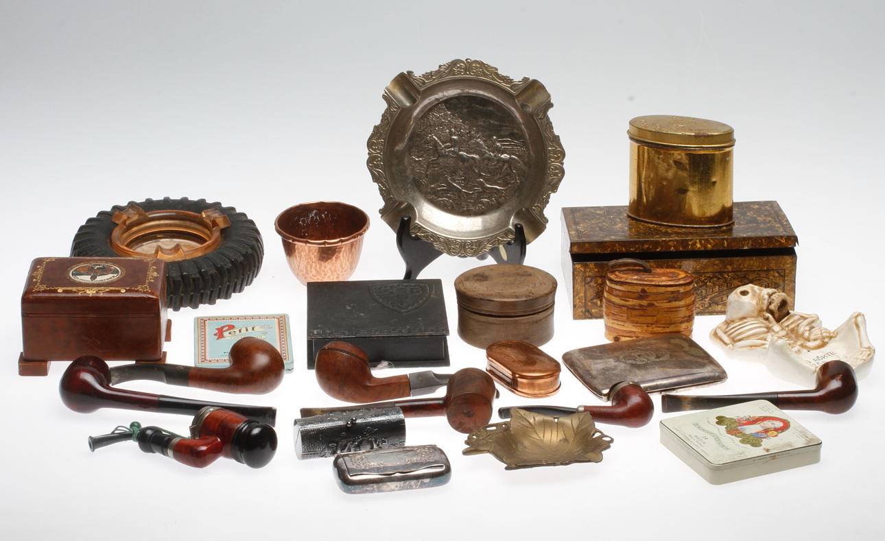 PARTI TOBAKIANA, 24 delar, pipor, cigarraskar, askfat mm. 1800/1900-tal.