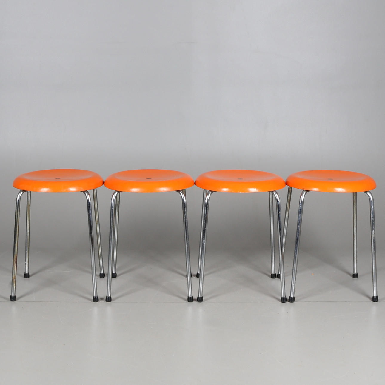 PALLAR, 4 st, plast/stål, troligen 1970-tal.