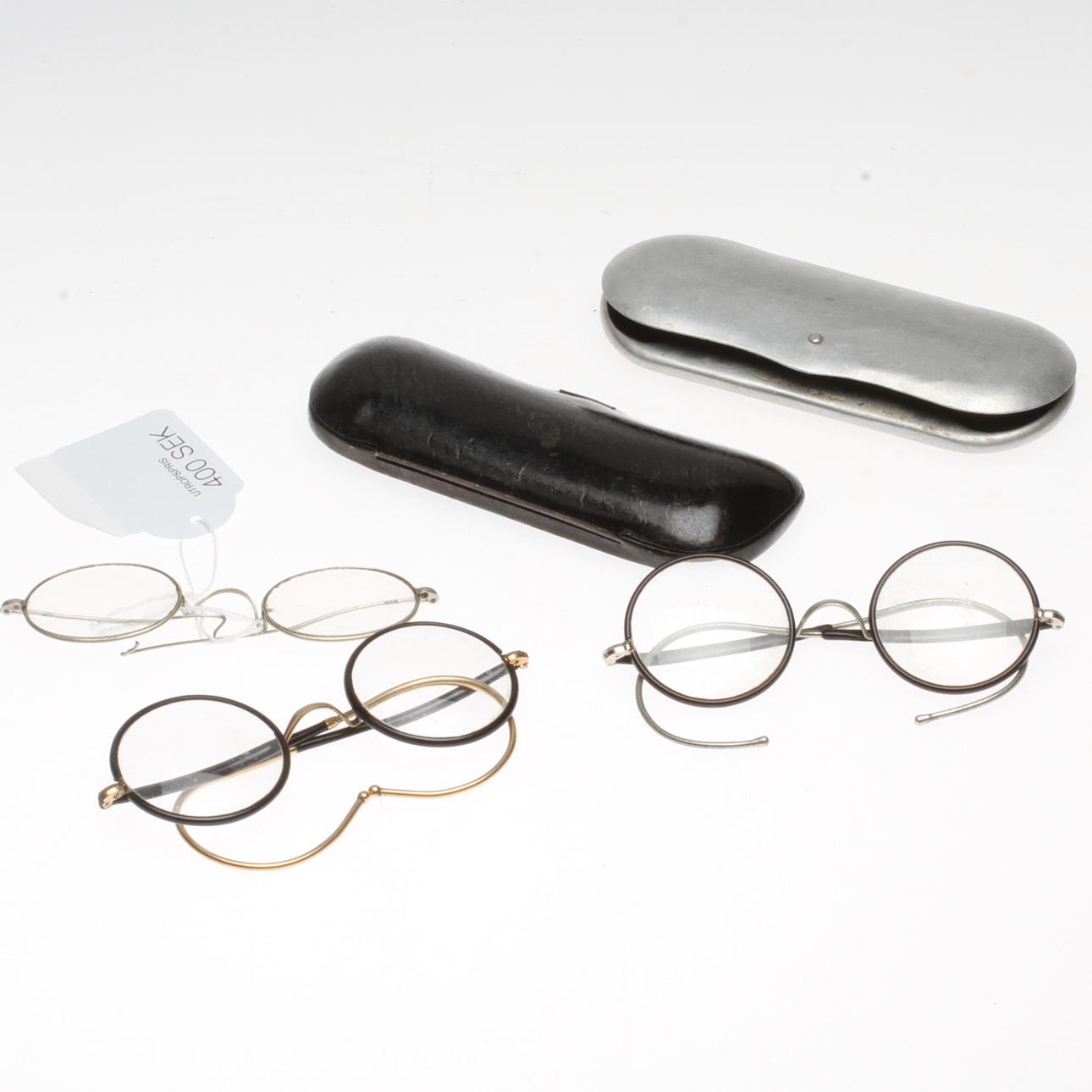 GLASÖGON, 3 par samt 2 fodral, 1800/1900-tal.