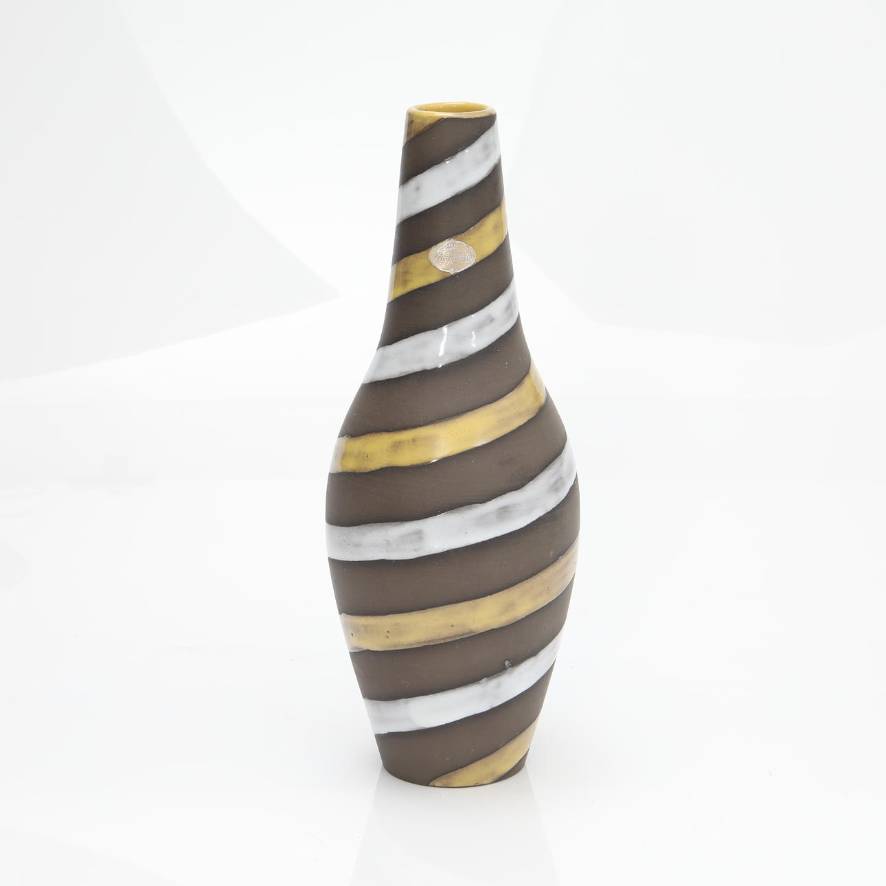 INGRID ATTERBERG. Vase, Modell 2049, „Spiral“, Steingut, Upsala Ekeby.