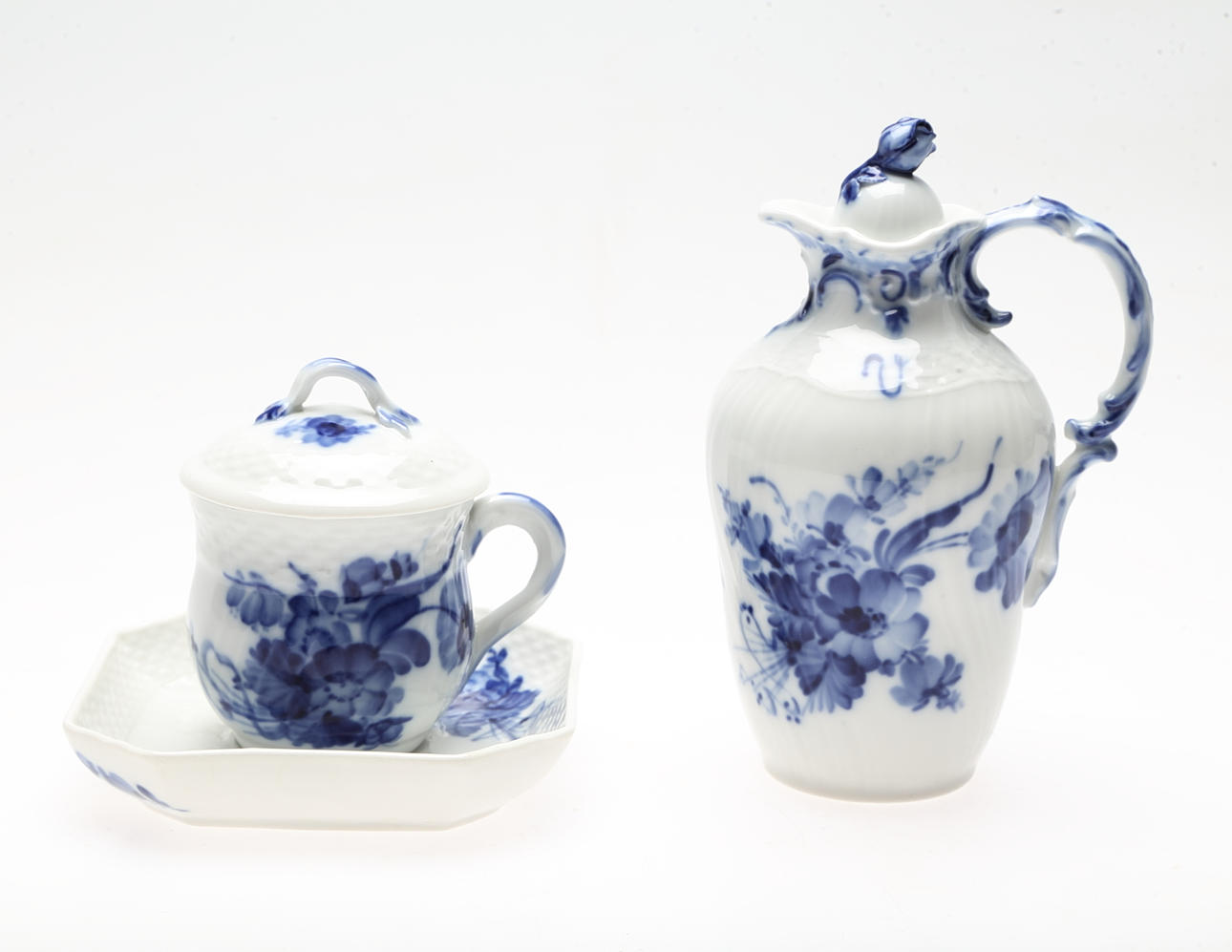 KANNA samt CREMEKOPP med FAT, 3 delar, porslin, Blå Blomst, Royal Copenhagen, Danmark.