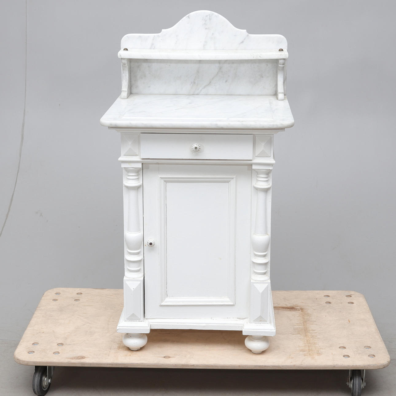 TVÄTTKOMMOD, trä, marmor, 1900-tal.