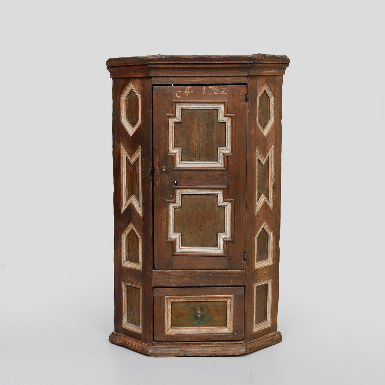 Fælles vægskab, 16.-18. århundrede.