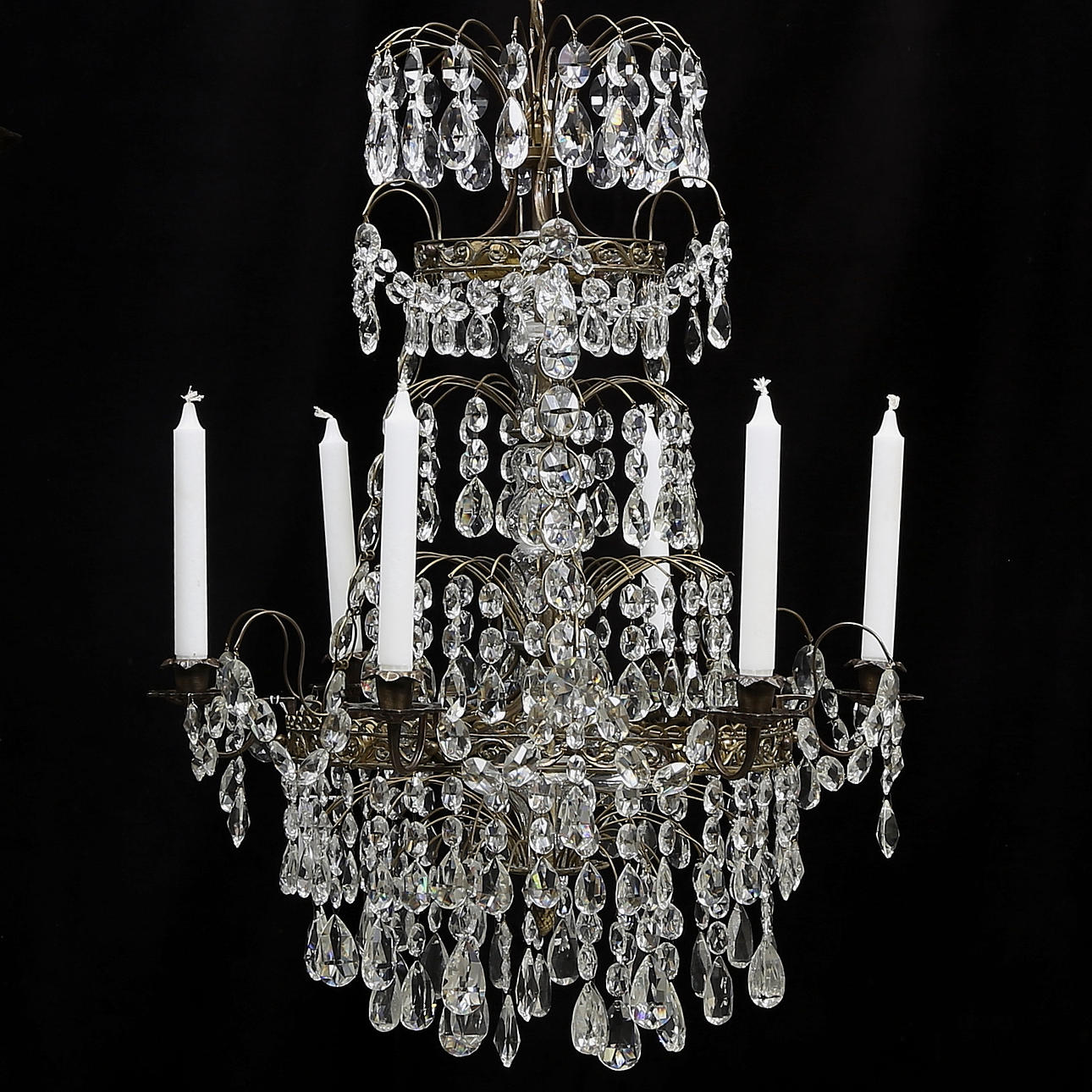 LJUSKRONA, gustaviansk stil, 1900-talets första del. Höjd exklusive kedja ca. 68 cm.