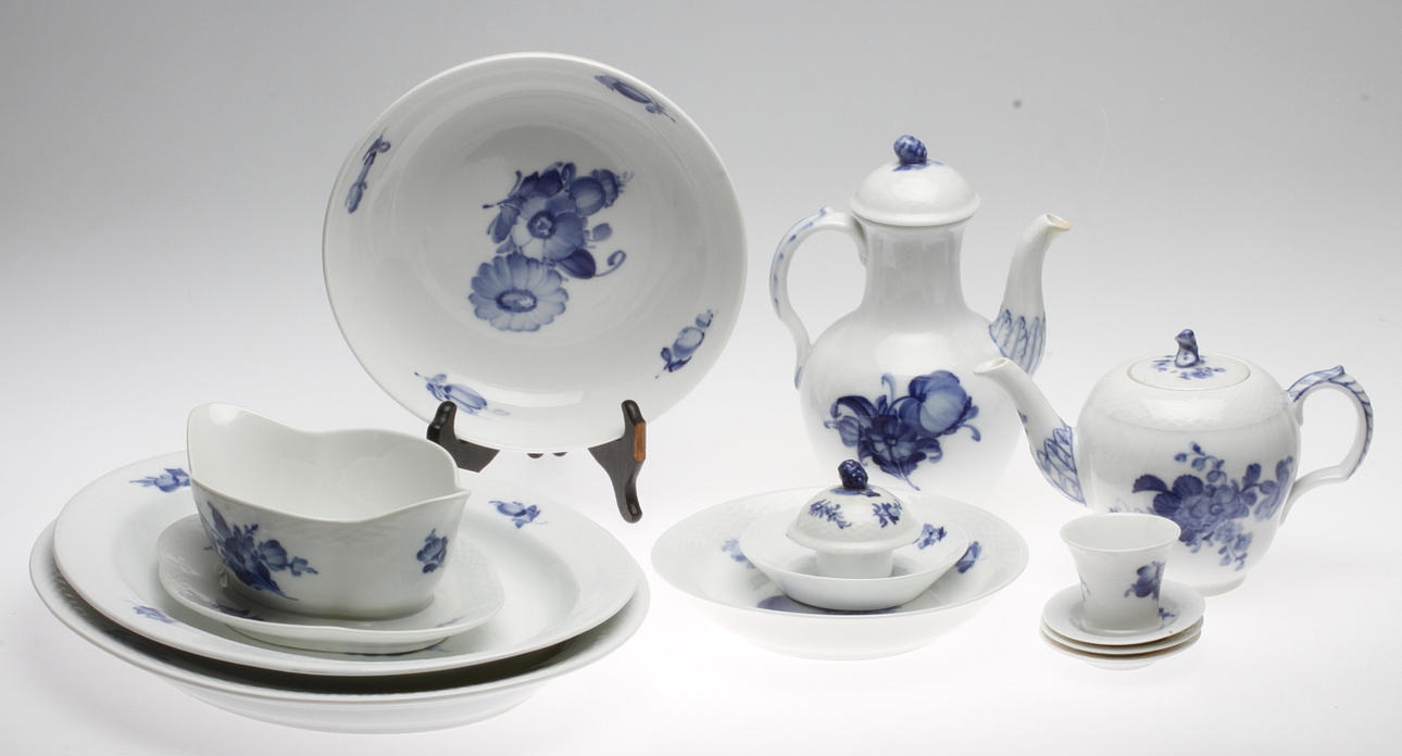 SERVISDELAR, "porslin, 13 delar. Blandsortering. Blå Blomst", Royal Copenhagen.