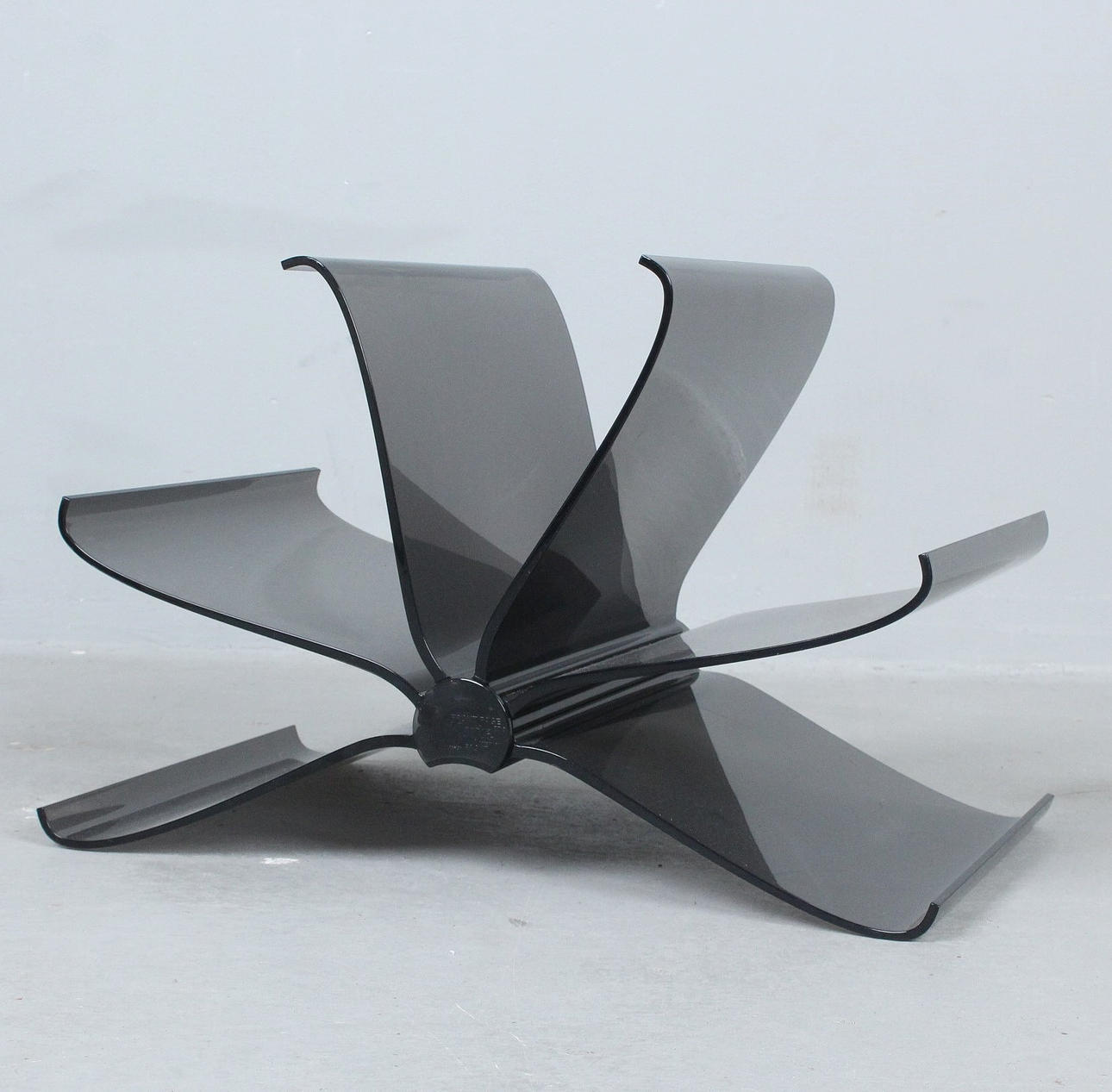 FRONT. Cartel. Acrylic magazine rack, model 'Front Page'.