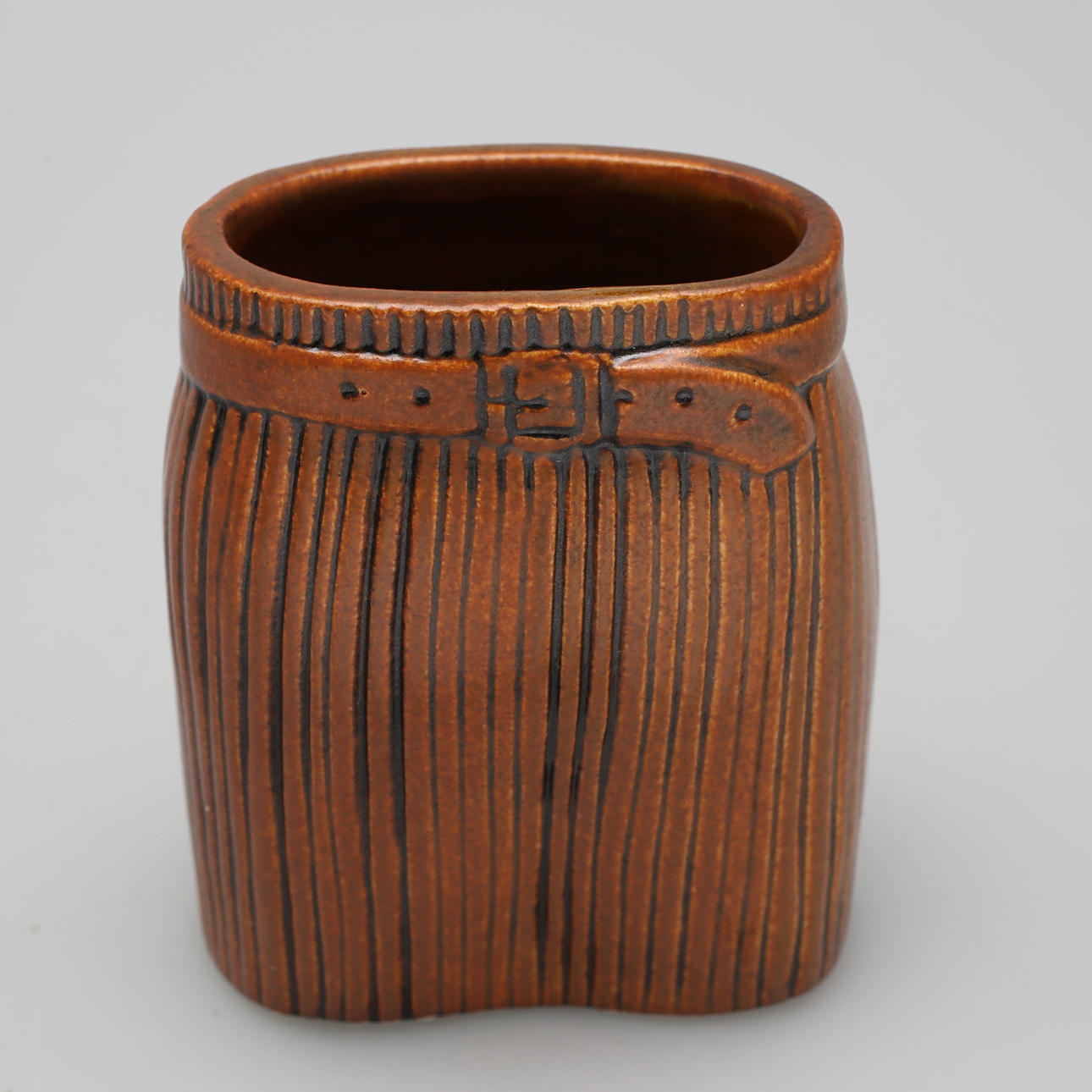 LISA LARSON. Vas, stengods, "kjol", för Gustavsberg.