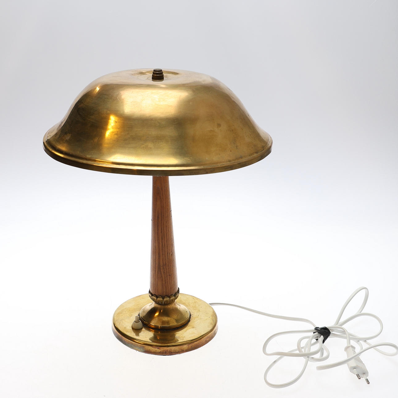 TABLE LAMP. Brass, 1920/30s.