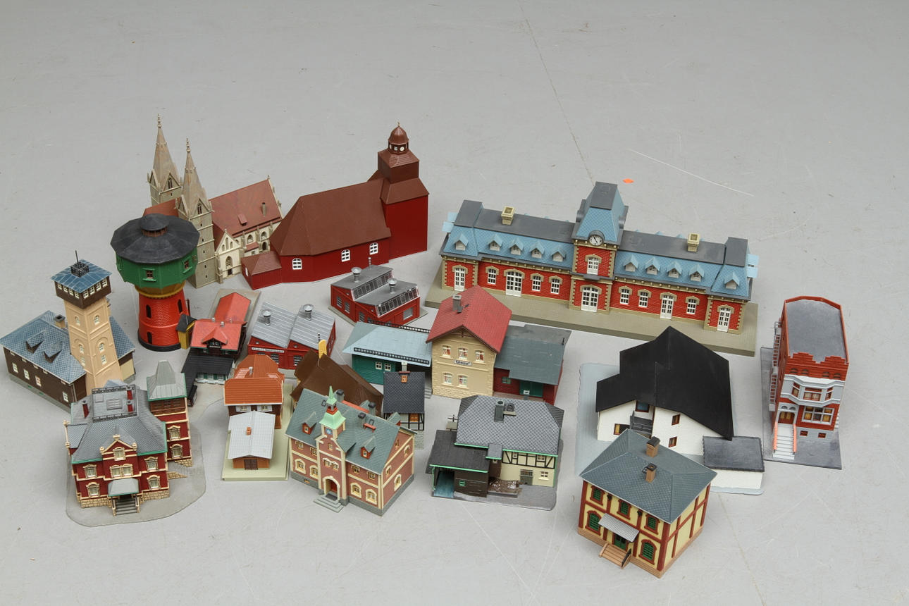 MODELLTÅG hus till modelljärnväg mestadels KIBRI , cirka 18 stycken (2 lådor).