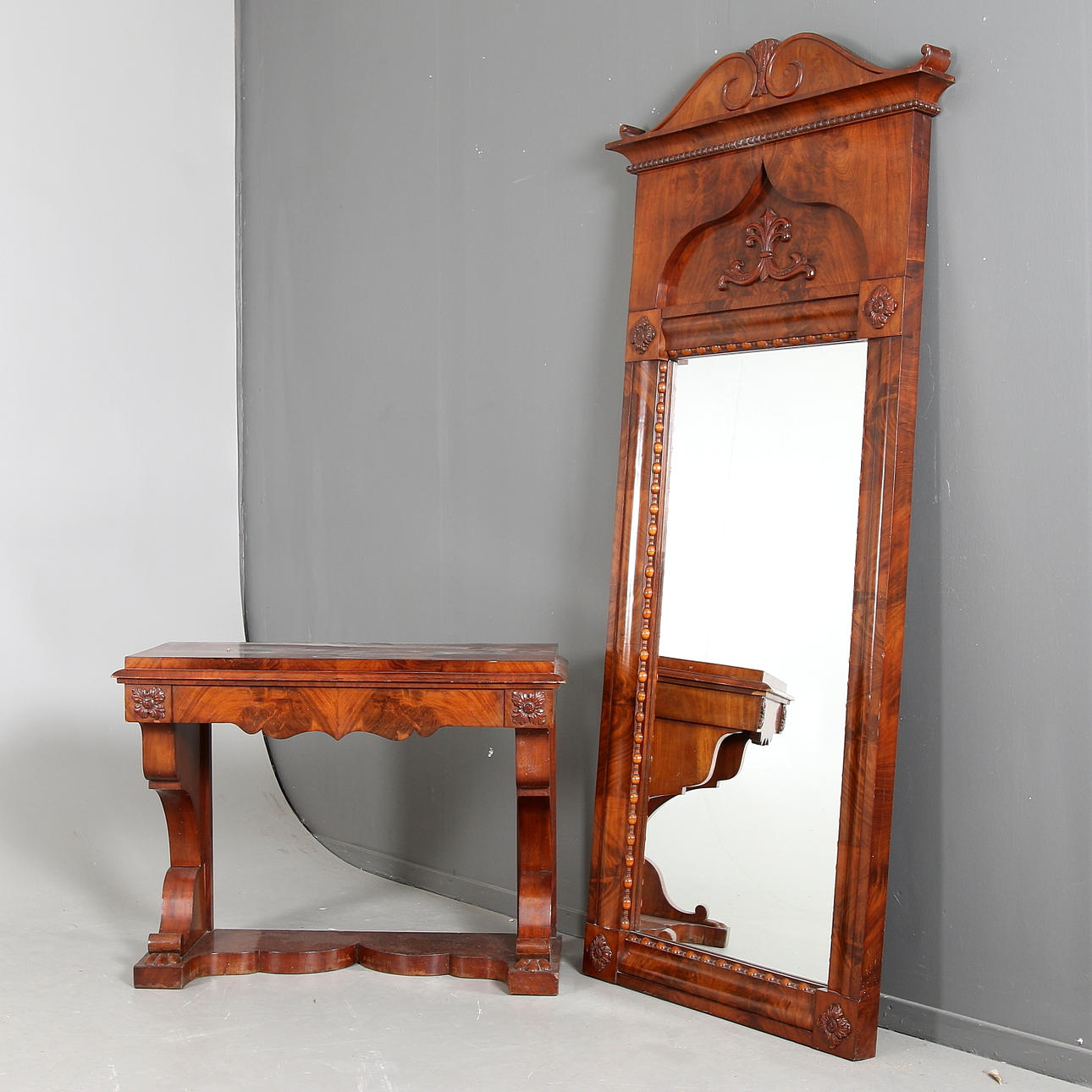 SPEGEL och TRYMÅBORD, 2 delar, mahogny, senempir, 1800-tal.