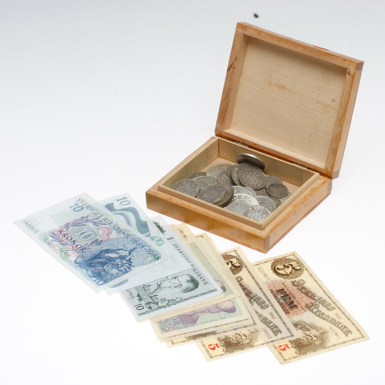 MYNT, silver, Sverige, ca. 1905-1964, vikt ca. 288,3 gram, samt SEDLAR, Sverige 1943-1981.