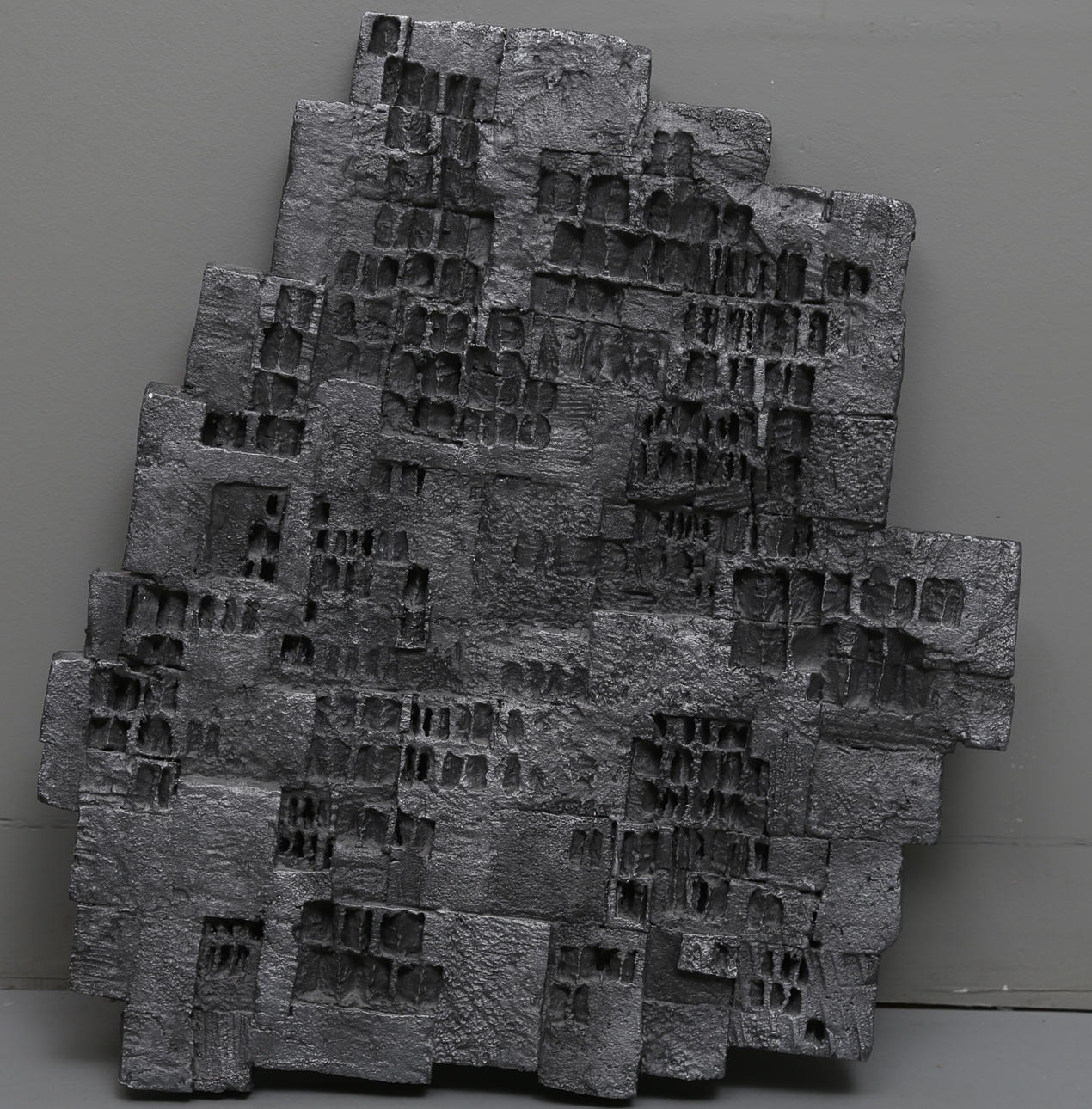 OIDENTIFIERAD KONSTNÄR. VÄGGSKULPTUR, järn, signerad B Häggbom.