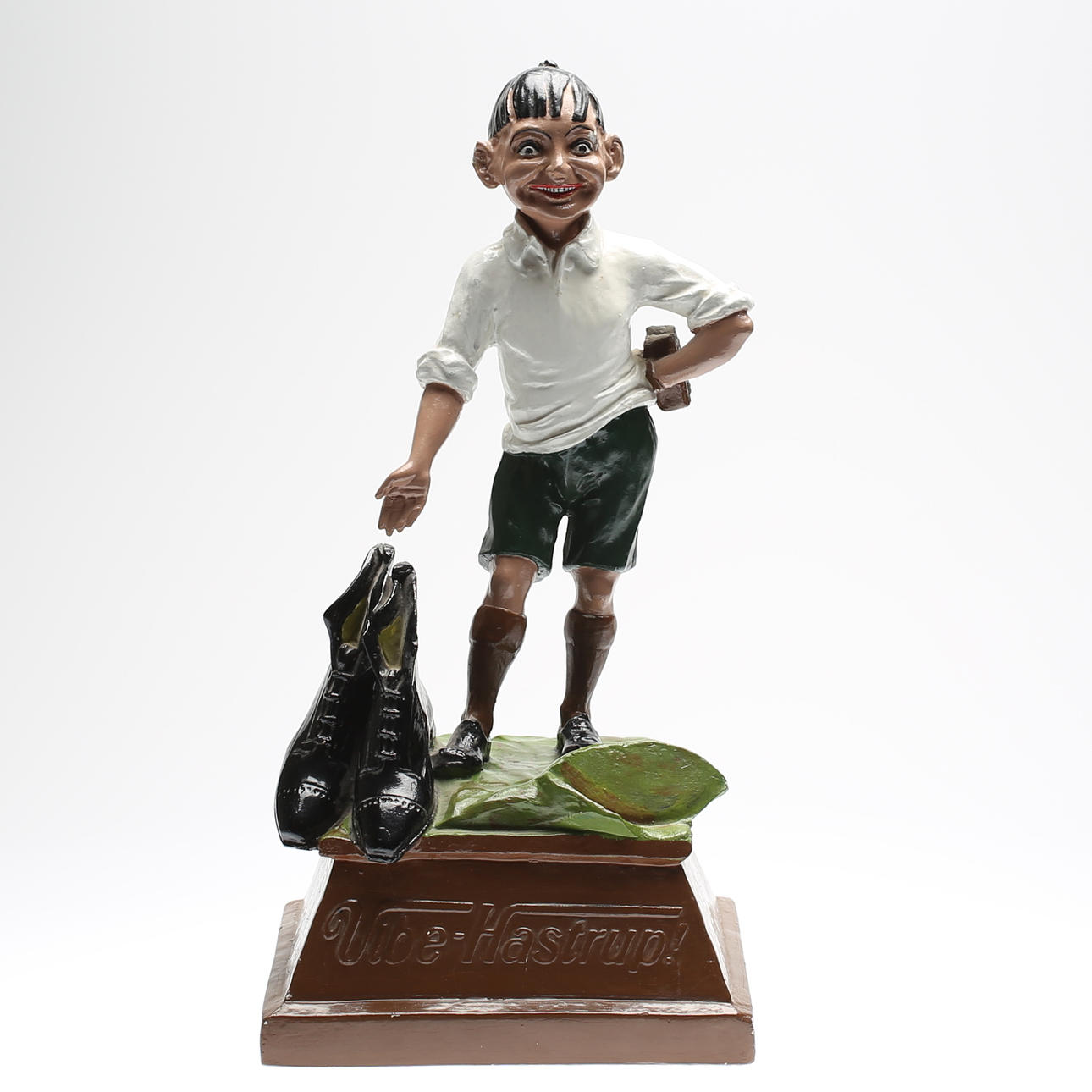 SKULPTUR, Vibe-Hastrup, bemålad konstmassa föreställande pojke.