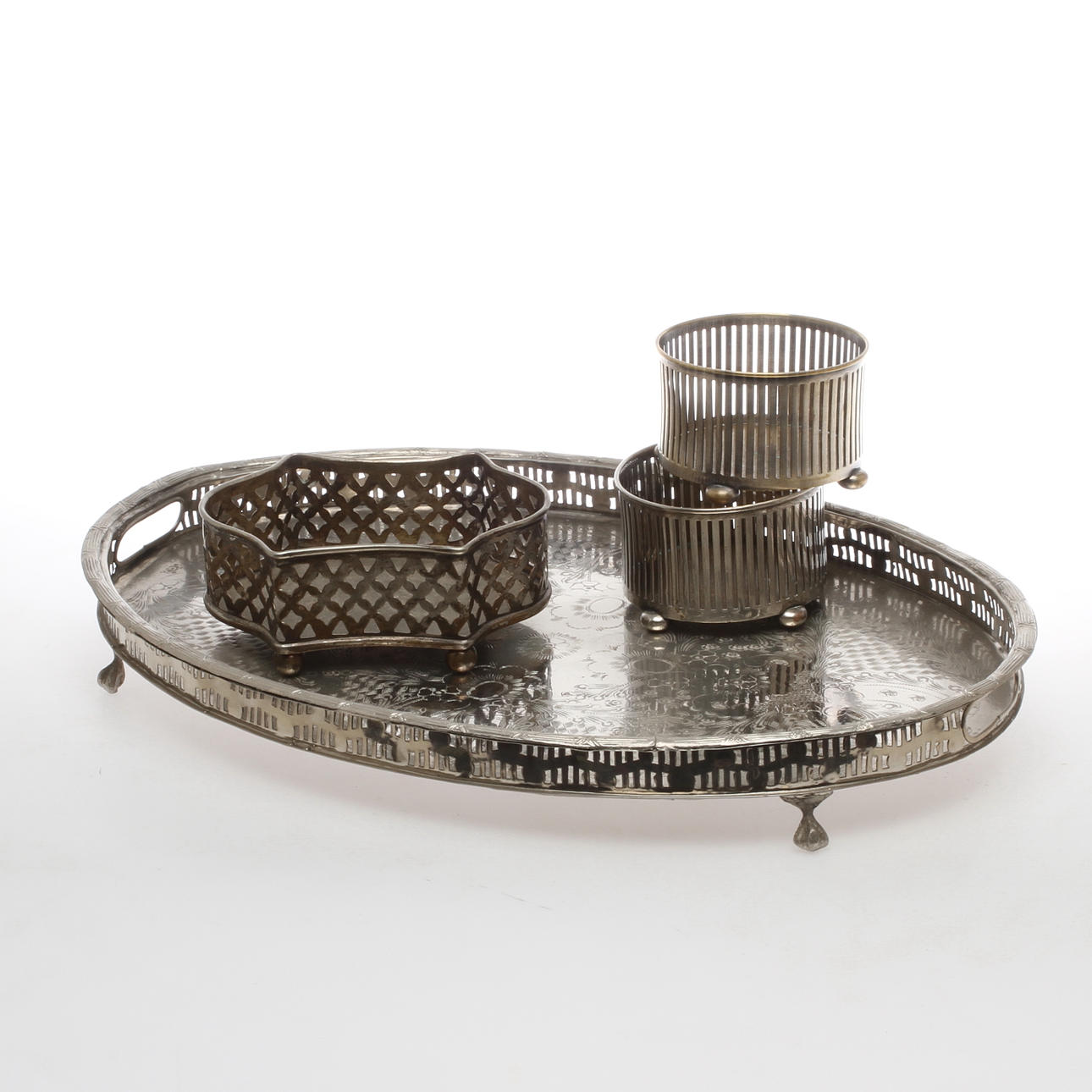 BRICKA, FLASKCOASTERS 1 par samt SKÅL MED GALLERKANT, metall/nysilver, 1900-tal.