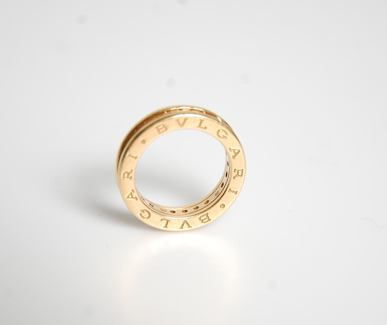 RING, 18 k guld med trappslipade amestister, vikt 8 g.