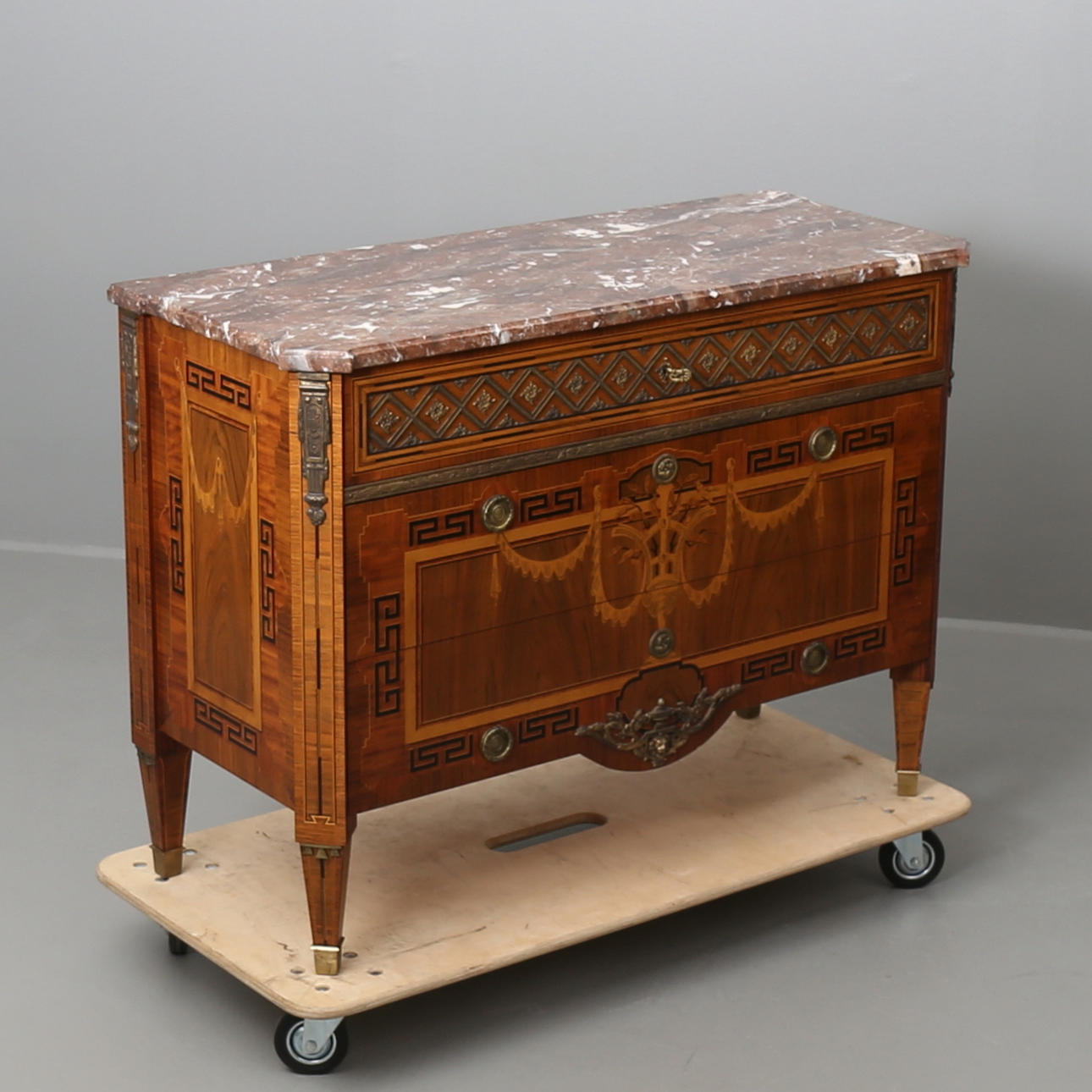 STOR BYRÅ med intarsia, gustaviansk-stil, 1900-tal.