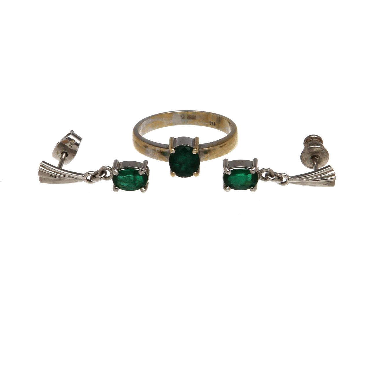 RING samt ÖRHÄNGEN, ett par, 18K guld med smaragder. Vikt 6,3 g.