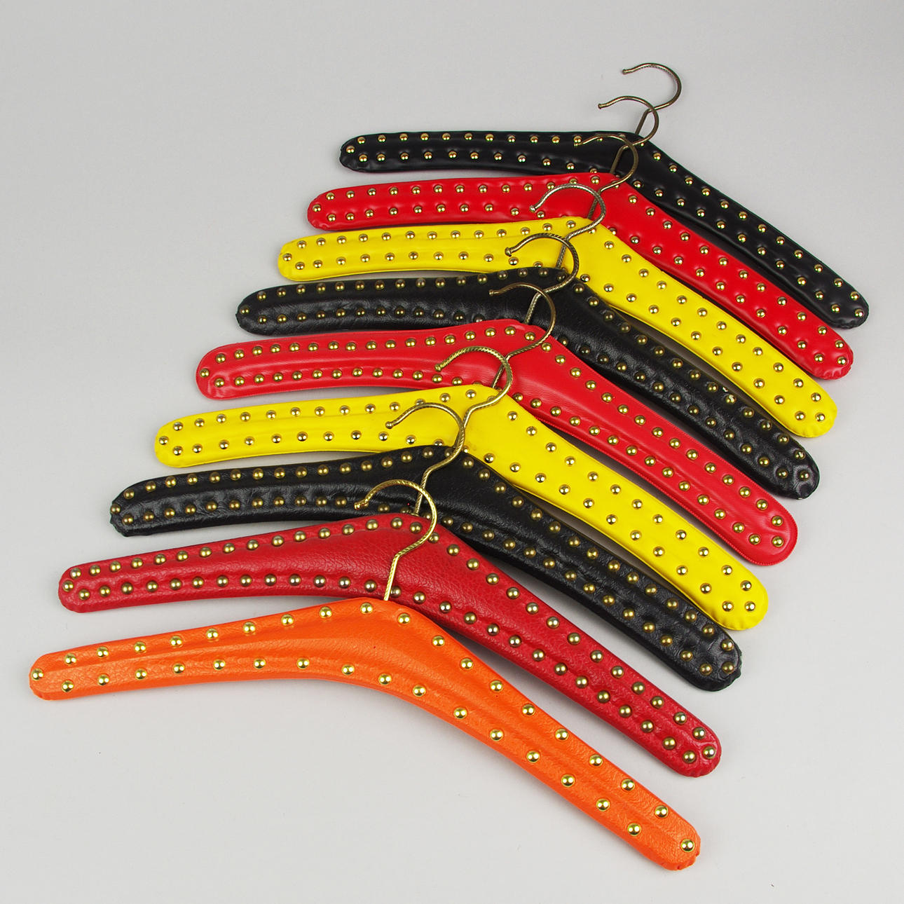 KLÄDHÄNGARE, 9 stycken, konstläder med mässingsnitar.