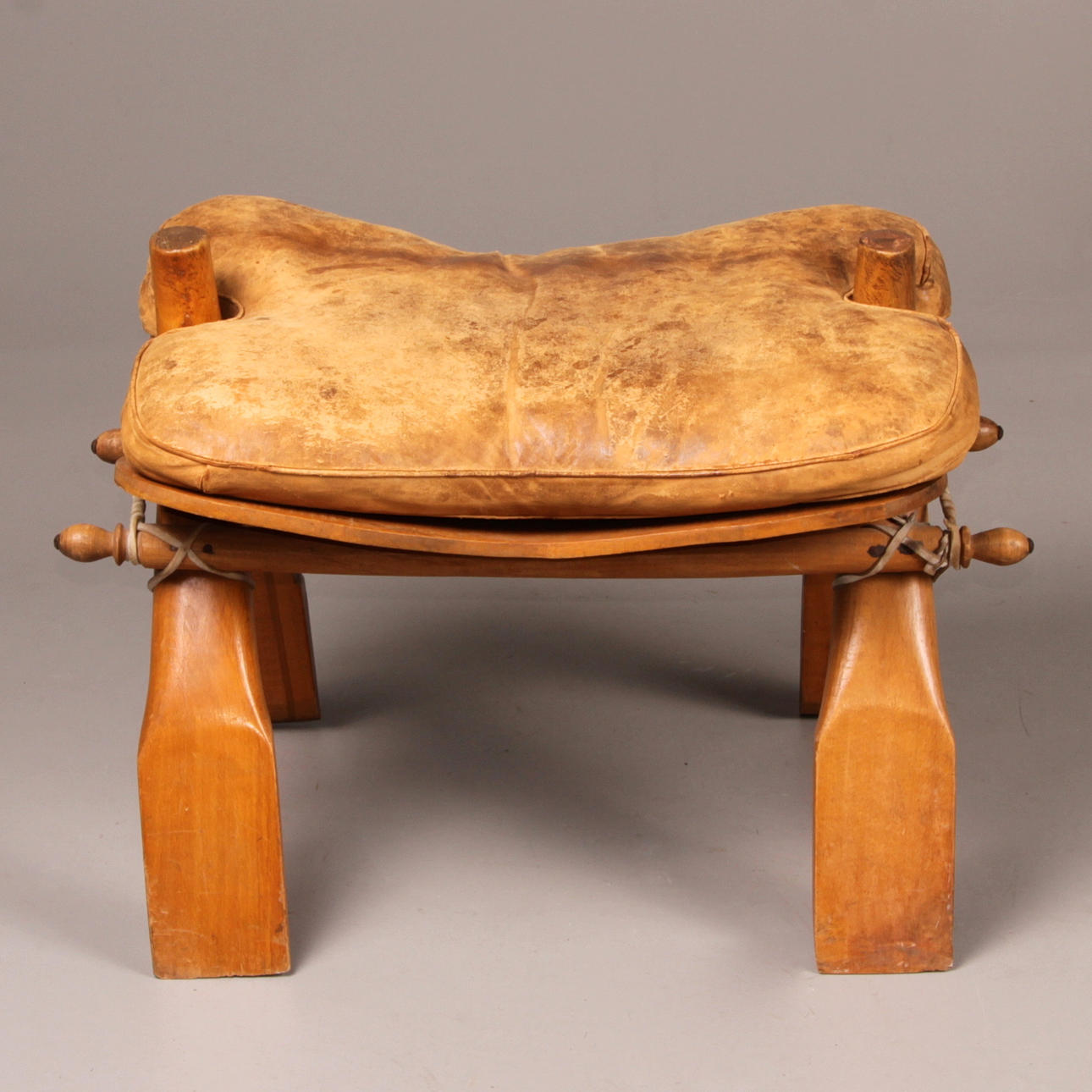 FOTPALL, så kallad Kamelpall, trä och läder, Algeriet, 1900-talets första hälft.