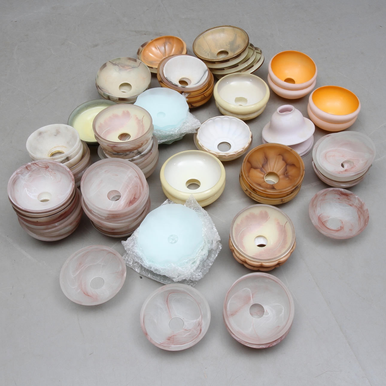 Ein Menge LAMPENSCHIRME, Glas und Alabaster, schüsselförmig.