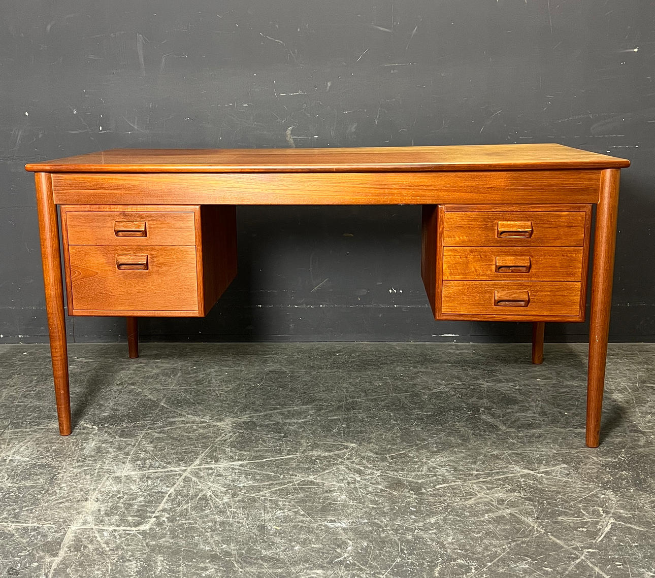 BØRGE MOGENSEN. SKRIVEBORD.