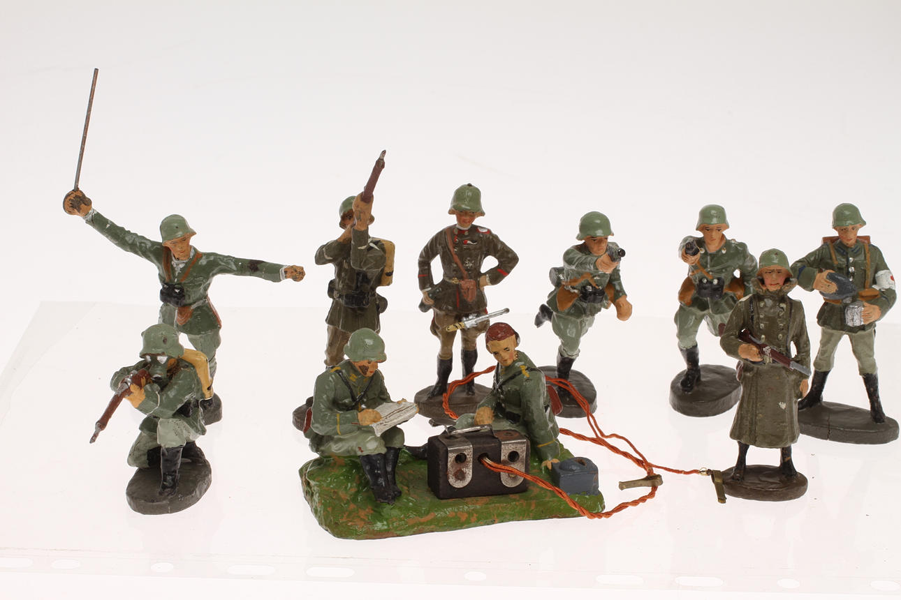 ELASTOLIN tyska 9 stridande soldater i massa. 1900-talets första hälft.