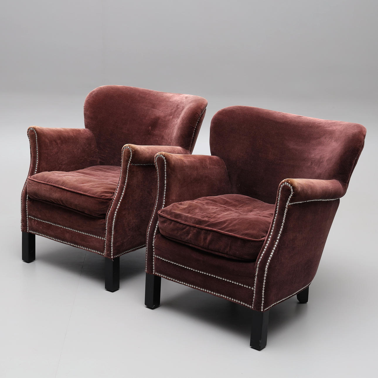 FÅTÖLJER, ett par, sammet, samtida.