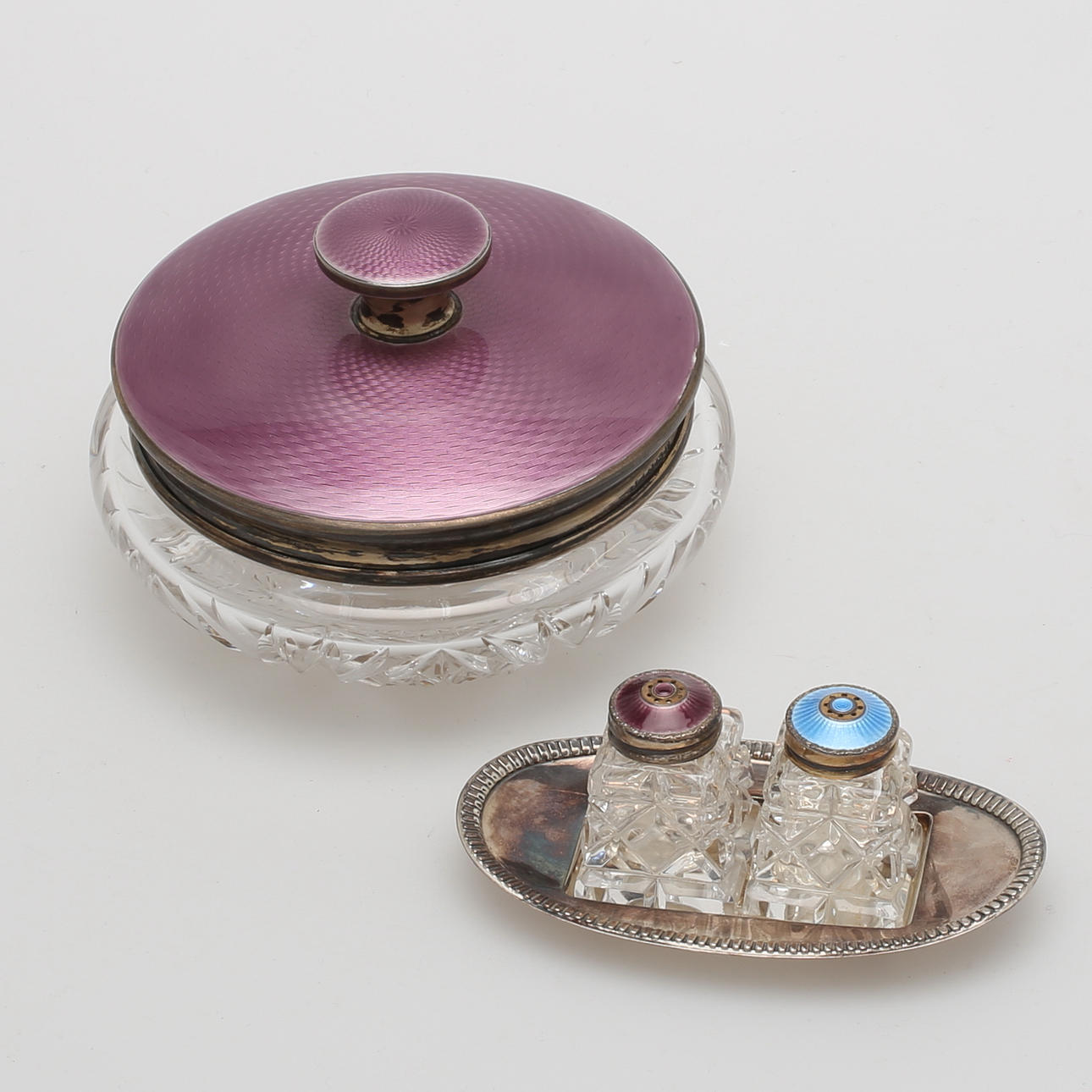 SALTKAR, 2 st samt LOCKASK, glas, silver och emalj, Norge samt Birmingham.