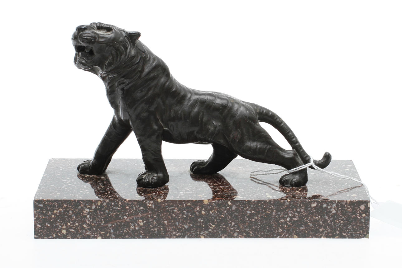 BREVPRESS, blybergs porfyr och metall, stående tiger.