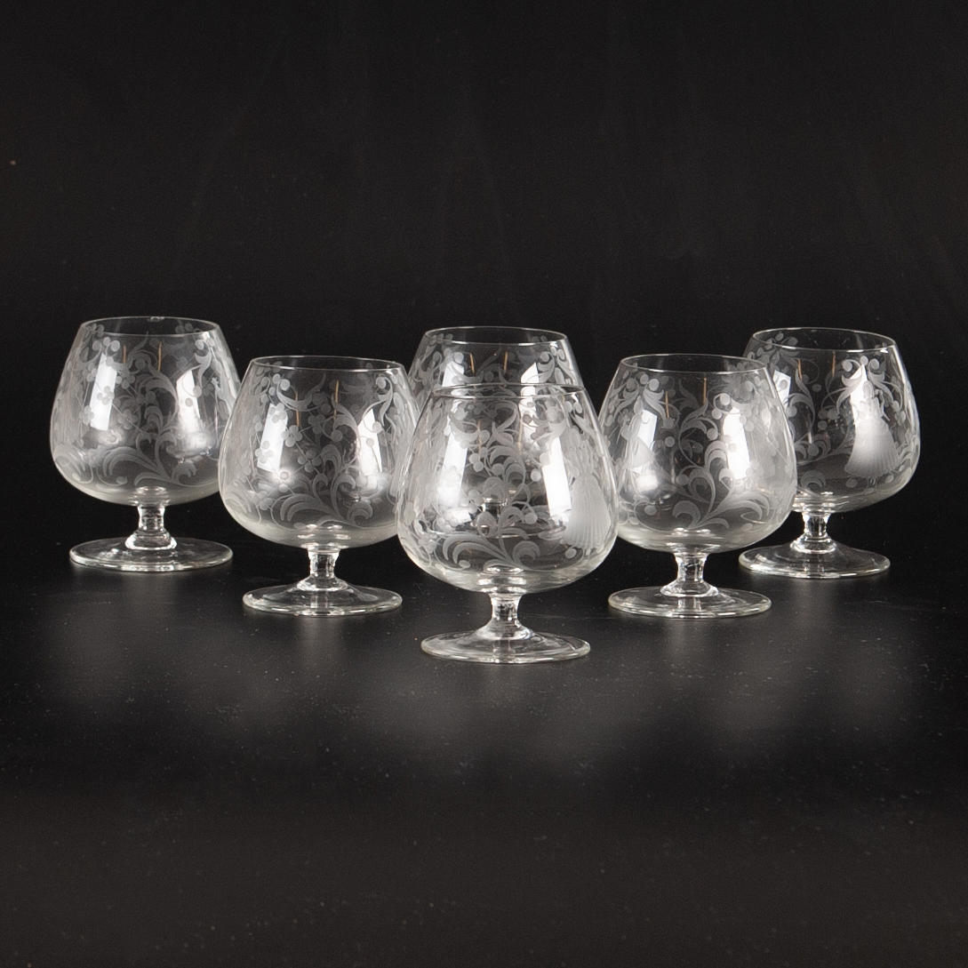 COGNAC CUPS. 6 pcs, etched decor.