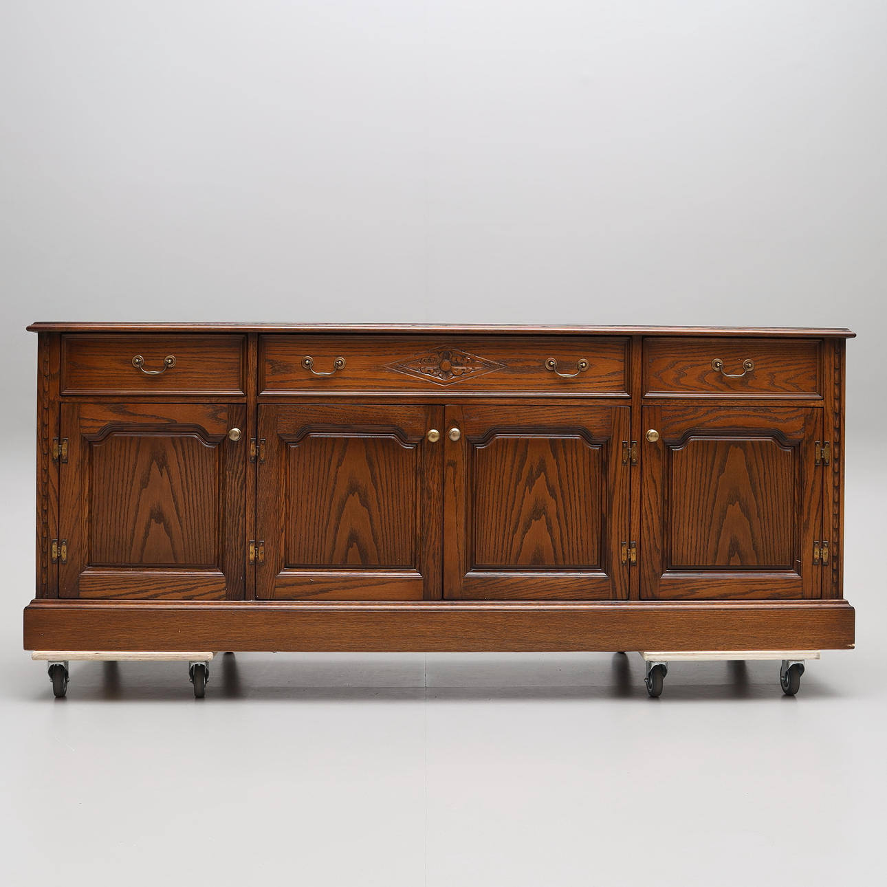 A Jaycee oak sideboard, England, 20th century.
