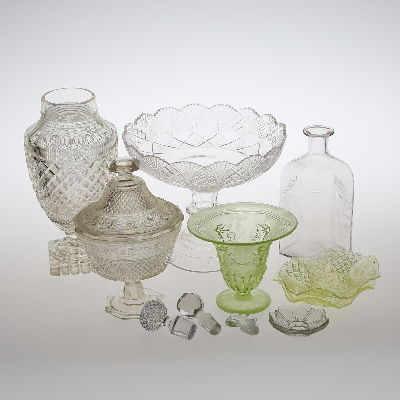 GLASFÖREMÅL, 12 st, bl.a Edvin Ollers.