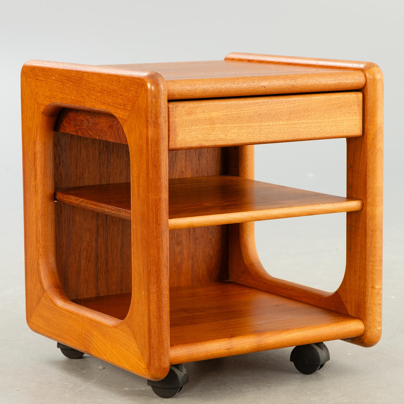 Møbelfabrikken Toften. Bedside table/side table on wheels.