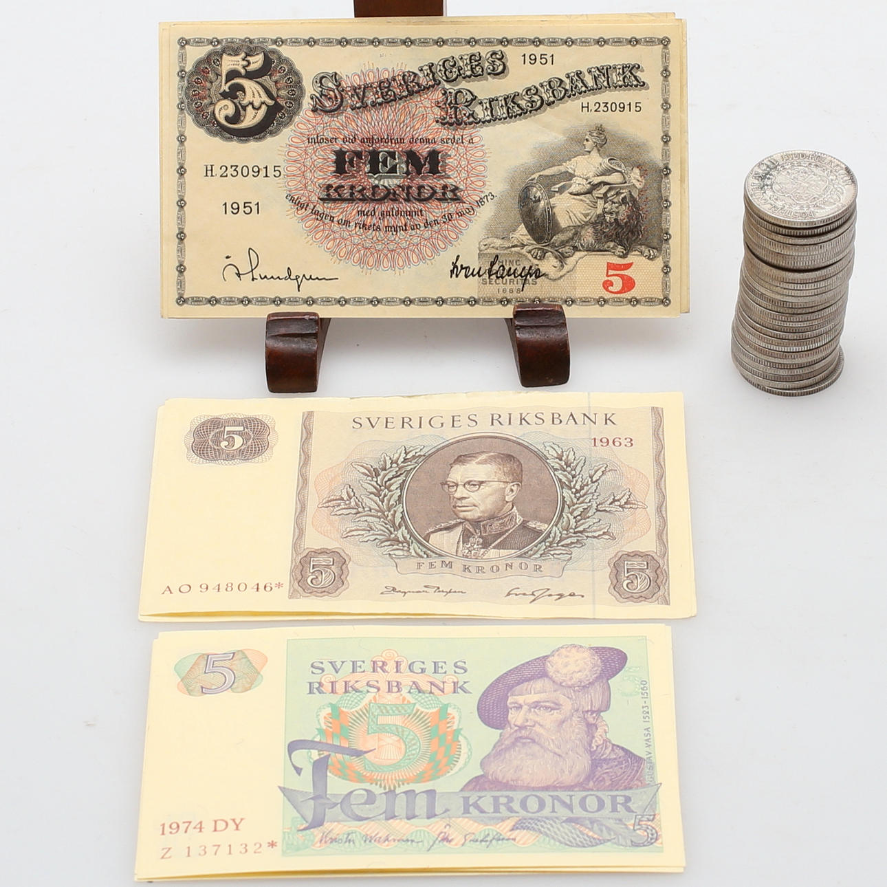 MYNT samt SEDLAR, silver, 1900-tal.