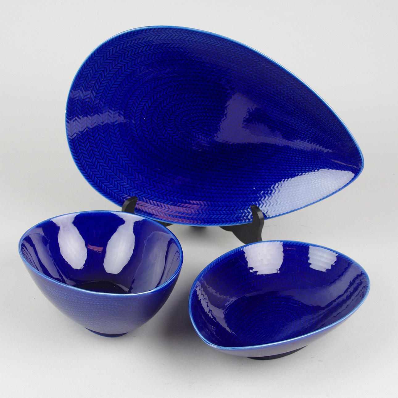 SKÅLAR SAMT FAT, 3 delar, "Blå Eld", Hertha Bengtsson, Rörstrand.