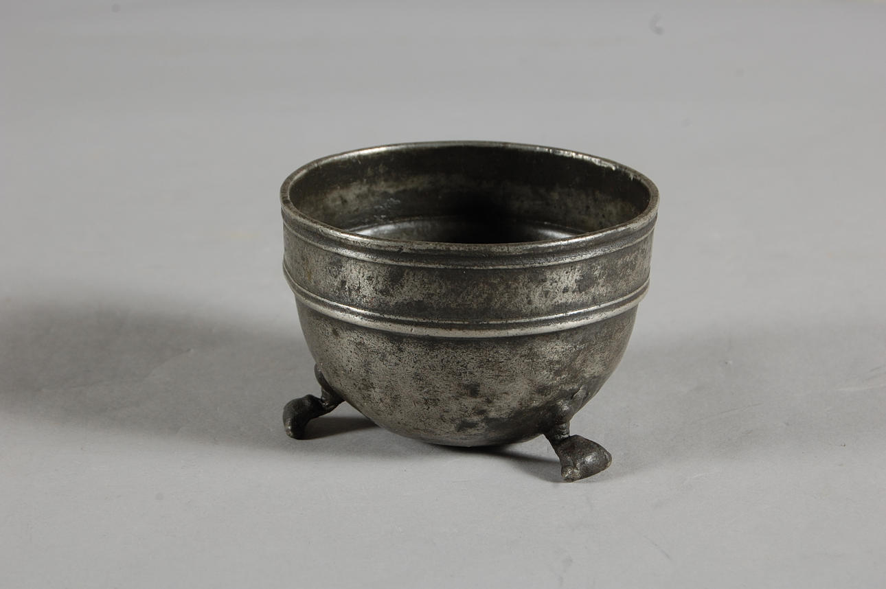 TENNSKÅL, på fötter, 1800-tal.