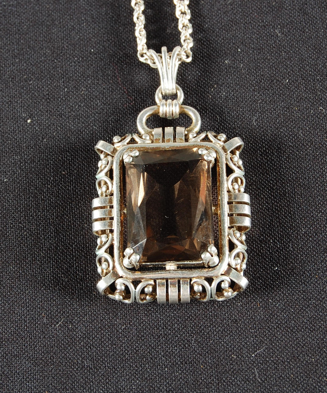 HALSBAND, med rökfärgad sten, silver.