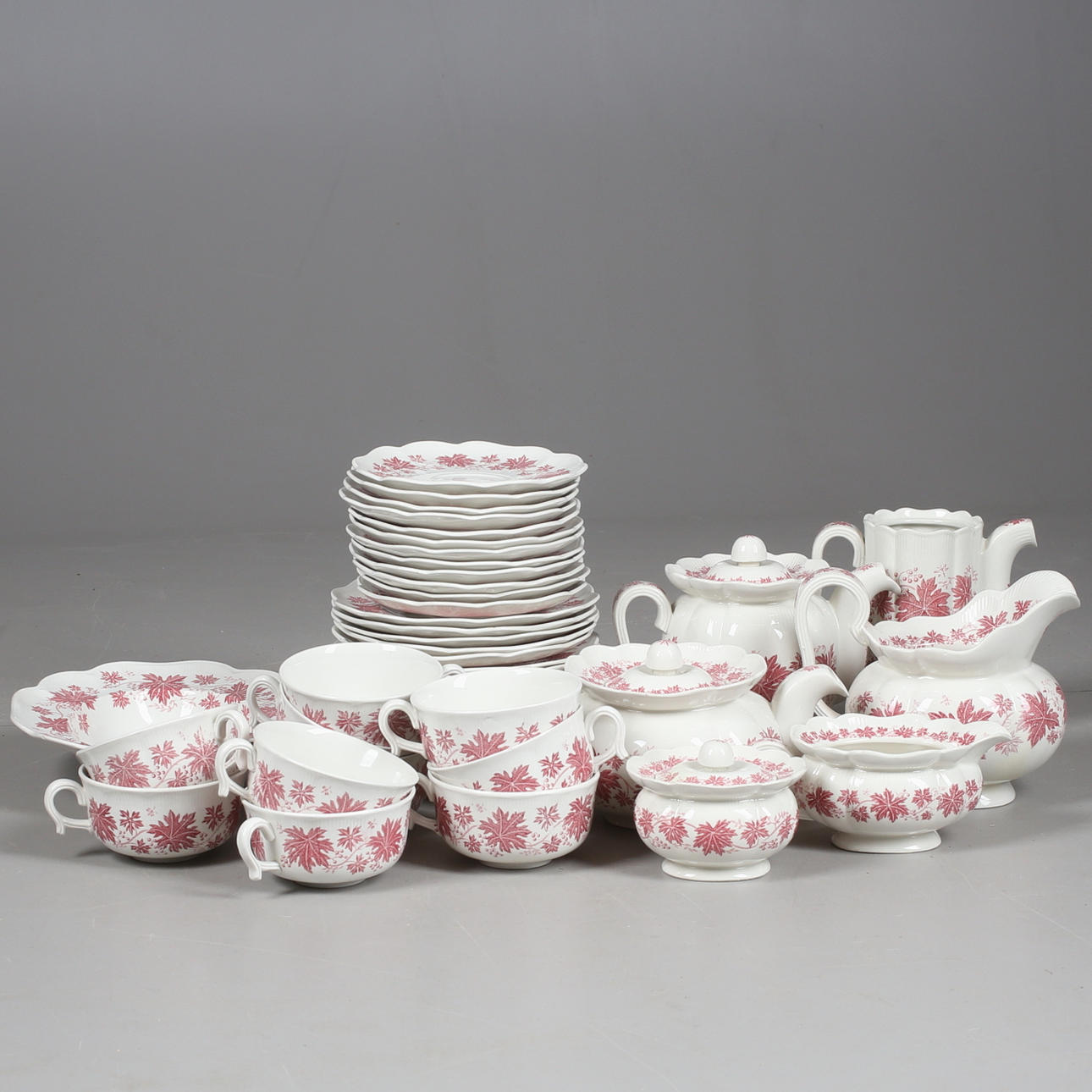 SERVISDELAR, ca 46 delar, "Vinranka", röd, Arthur Percy, Gefle, flintgods, omkring 1900-talets mitt.